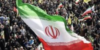 روحانی انقلابی در حال تماشای تابوت فرماندهان آمریکایی + تصویر