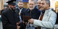 عکسی خاص از لاریجانی در حرم امام رضا(ع)/ سلفی زائران با دبیر شورای عالی امنیت ملی