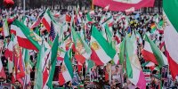 روزنامه جوان:در تجمع مونیخ،کسانی حضور داشتند که معنی شعارهای فارسی را نمی دانستند/ظرف‌شورها و پرستاران سالمندان و نظافتچی‌های غیرایرانی هم بودند