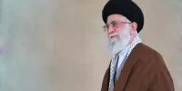 تعویض پرچم حرم امام رضا(ع) در پی شهادت رهبر انقلاب