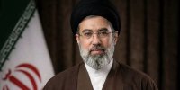 تصویری از آیت‌الله سید مجتبی خامنه ای در آغوش سردار سلیمانی