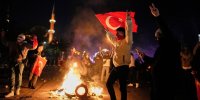 آخرین تحولات از بحران سیاسی ترکیه/ اردوغان زیر تیغ دموکراسی دوام می‌آورد؟
