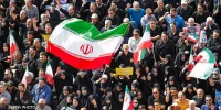 مردم پای پرچم مقدس کشورمان ایستاده‌اند