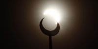 پایان رمضان با یک خورشیدگرفتگی خیره‌کننده و اَبَرماه!