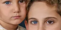 چرا  چشم‌های برخی از افراد دو رنگ است؟