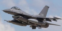 مانور F16 در آسمان +فیلم