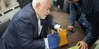 ظریف با حضور در نمایشگاه، کتاب خاطرات خود را امضا کرد + ویدئو