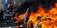 ببینید معترضان در آمریکا چه بلایی بر سر خودروهای پلیس آورده اند