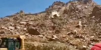 لحظه وحشتناک سقوط بیل مکانیکی از بالای کوه + فیلم