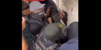 کشیدن موهای یک مادر جلوی چشم فرزندانش! + ویدئو | تصاویری تلخ از رفتار پلیس آمریکا در یک مدرسه