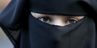 اقدام توهین‌آمیز سناتور زن استرالیایی علیه مسلمانان | ویدئو
