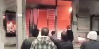 لحظه به آتش کشیده شدن یک بانک توسط اغتشاشگران