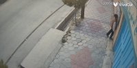واکنش پسر نوجوان در خیابان هنگام دیدن تصویر رهبر شهید انقلاب | ویدئو