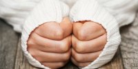۱۲ دلیل برای این که همیشه احساس سرما می‌کنید | کمبود این ویتامین را دست‌کم نگیرید