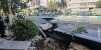 گرفتار شدن خودروها در فرونشست زمین در شهرک ولیعصر + تصاویر