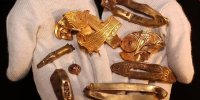 بیرون آمدن گنج «جواهرات شکسته» از دامنۀ یک تپه ۱۴۰۰ ساله | عکس