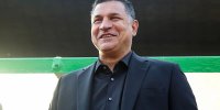 عکس |  اعتراض‌ هواداران به عکس منتشر شده از علی دایی و خواننده بدنام