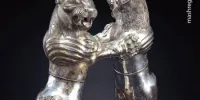 تصویری از ظرف نقره‌ به شکل پیکره دو شیر ایستاده بر پیکره گاو