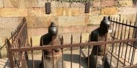 دو مجسمه منفور در چین که هر روز از هزاران نفر کتک می‌خورند