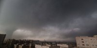 بارش باران اسیدی درپی انفجار انبارهای نفت در تهران؛ مردم در خانه بمانند و در معرض باران نباشند/ «پایتخت چنین حجمی از آلودگی را تجربه نکرده بود»