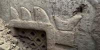 بیرون آمدن حکاکی استثنایی ۳ هزار ساله از زیر یک تپه | عکس