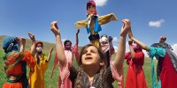 مردم هر منطقه چطور به طلب باران می روند؟ | نقش عروسک ها در آیین های باران خواهی