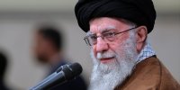 دست‌نوشته‌ رهبر انقلاب در صفحه‌ اول قرآن اهدایی به خانواده‌ شهید آوینی | عکس