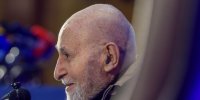 تصاویری از قامت خمیده فعال سیاسی معروف که جلب توجه کرد