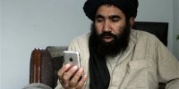 ببینید | اعضای طالبان گوشی‌های هوشمند خود را شکستند!