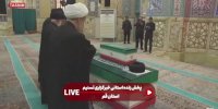 ببینید | بوسه برادر رهبر شهید انقلاب بر تابوت ایشان