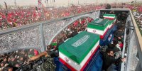 ببینید | اقدام جالب توجه کودک عراقی در بدرقه پیکر رهبر شهید