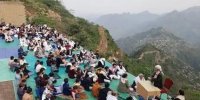 ببینید | نماز جماعت بر بلندای قله