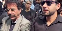 ببینید | علیرضا افتخاری در مراسم تشییع زنده‌یاد ایرج