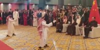 رقص ربات‌ها با لباس سنتی عربستان برای شهردار ریاض + فیلم