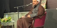 اقامه اذان برای نوزاد یکی از زائران توسط پدر شهید زهرا محمدی گلپایگانی+ فیلم