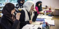 ممنوعیت حجاب در جمهوری آذربایجان؛ اشک دانش‌آموزان پشت درهای بسته + فیلم