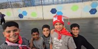 عبور خطرناک هوادار خردسال پرسپولیس از نرده‌ها در نزدیکی کابل برق + فیلم