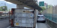 دست‌فرمان و واکنش بی‌نظیر یک راننده؛ فرار میلیمتری از له شدن زیر بار یک کامیون + فیلم