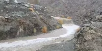 بارش باران و تگرگ و جاری شدن رودخانه‌های فصلی کهنوج + فیلم