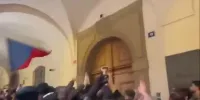 تلاش معترضان در جمهوری چک برای ورود به مجلس + فیلم