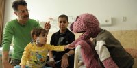تصاویر | ملاقات هومن حاج عبداللهی، محمد بحرانی و جناب‌خان با کودکان بیمارستان مفید