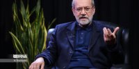 عکس | حضور شهید علی لاریجانی در کنار محمد خاتمی و احمد جنتی در حال راز و نیاز با خدا