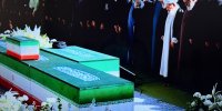 عکس | قابی از لحظه آغاز اقامه نماز بر پیکر رهبر شهید انقلاب