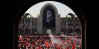 عکس | بنر معنادار در مصلی امام خمینی (ره)؛ا هدف قرار دادن ترامپ توسط تک‌تیرانداز؟ / خواهیم دید چه خواهد شد!