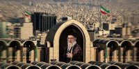 عکس | تصویری خاص از یک دختر جوان با تسبیح و کیف صورتی در مراسم وداع با رهبر شهید انقلاب