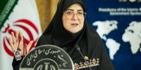 تصاویر | حاشیه احساسی در نشست خبری سخنگوی دولت؛ مهاجرانی چه هدیه‌ای گرفت؟