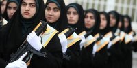 عکس | این دو زن با چشمان بسته کلاشینکف را باز و بسته می‌کنند!