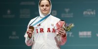 عکس | زانو زدن مقابل پرچم ایران؛ اوج احترام و افتخار