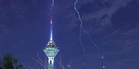 عکس | نمای شگفت‌انگیز از برج میلاد در محاصره رعد و برق در آسمان تهران