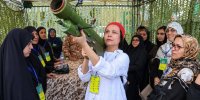 تمرین یک زن برای هدف‌گیری با RPG در برنامه آموزشی در تهران + عکس